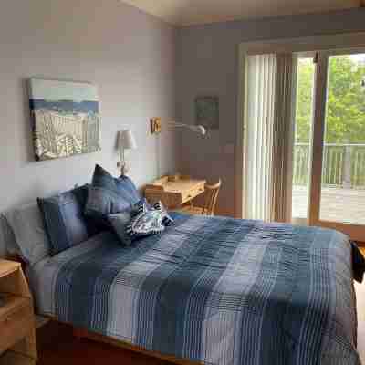 NEW LISTING - Newly Renovated Beach Home - Short Walk to Beach and Town Rooms