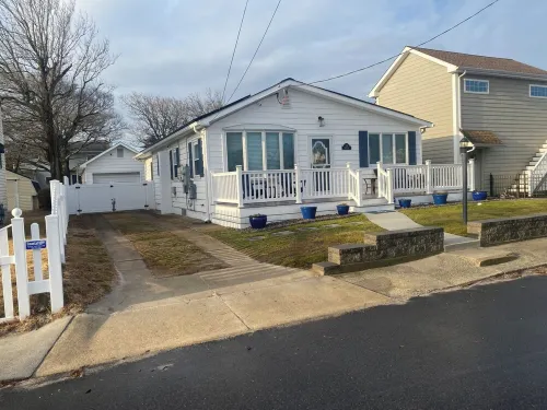 The Bay Shore Getaway 300 FEET TO BEACH & SECLUDED BEACH With New KAYAKS!!