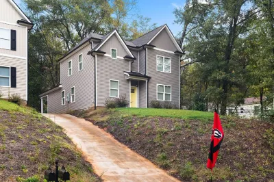 NEW! 4 BR 3.5 BA Sleeps 8 5 mins from UGA Hotels near Walmart Supercenter
