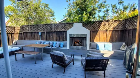 Relax in your Private Retreat - Hot Tub, One Block from Beach & Town! Lic0085