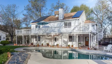 Yosemite Oaks Retreat, Views, Pool & Hot Tub, Game Room, & So Much More!