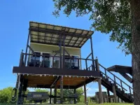 Romantic Waterfront Cabin on the River Near Possum Kingdom Lake Hotels in Young County