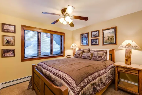 Steps from Four O Clock Run, Spacious and Charming  Ski-In/Ski-Out Retreat
