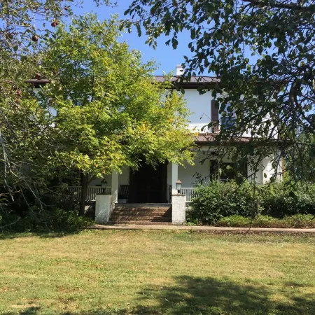 Ohio River Manor House<br>Experience the peace and quiet of a country residence!