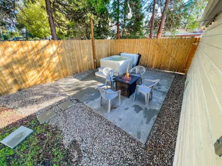 Cute Home with fully fenced yard Hot Tub and Fire Pit.
