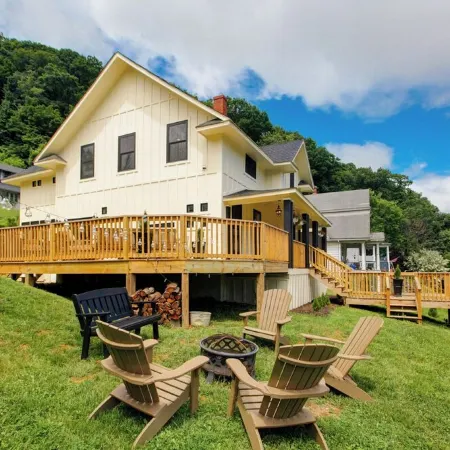 Modern Historic Farmhouse < .5 mi to Omni Homestead, Brewery + Fast Wifi!