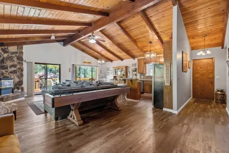 3-bedroom house in charming Groveland with WiFi, climate control, fitness room