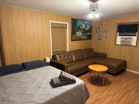 “Historic Route 66 Cabin in Downtown Ocala” Отели в г. Окала