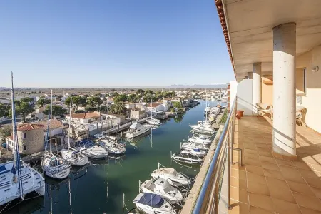 Panoramic 180 ° view on the canals, swimming pool, 6 people Rosas nature reserve Отели рядом с достопримечательностью «Aquabrava»