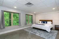 Bear Creek Cabin! Hot Tub+Fire Pit, Fireplace, Mtn Lodge, Private, WiFi, Grill! 사우스 토프트 호텔