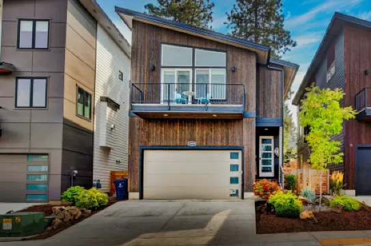 Modern Bend Vacation Home, Old Mill, HOT TUB!