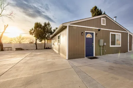 NEW Tranquil and serene guesthouse Отели в г. Тодд Крик