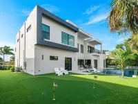 Salt Hausbrandnew! 6Br/6BA Contemporary Retreat, Heated Pool/Spa. Walk to Beach! Hotels in Juno Beach