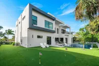 Salt Hausbrandnew! 6Br/6BA Contemporary Retreat, Heated Pool/Spa. Walk to Beach!