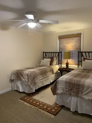 2/2 CABIN Directly on the Weeki Wachee River, Kayaks and a Canoe for Family Fun!