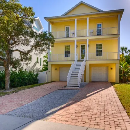 "CHATEAU du SOLEIL" SINGLE Family Home 1-1/2 Blocks to Beach