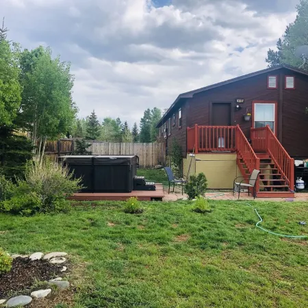 Cozy two Bedroom close to lake. Dogs Allowed. Semi private Hot Tub. Large Yard.