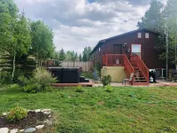 Cozy two Bedroom close to lake. Dogs Allowed. Semi private Hot Tub. Large Yard. - Gym