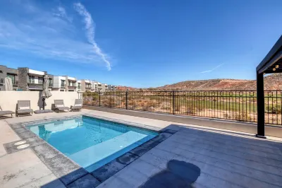 Luxury 6 Bed Heated Private Pool, Hot Tub, Game Room, near Zions on Golf Course