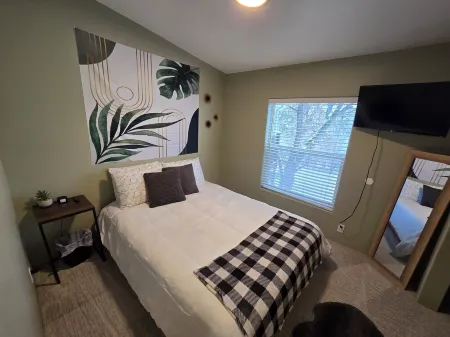 1 block from Main St & hot pools! POOL TABLE! Spacious 6 bedroom home