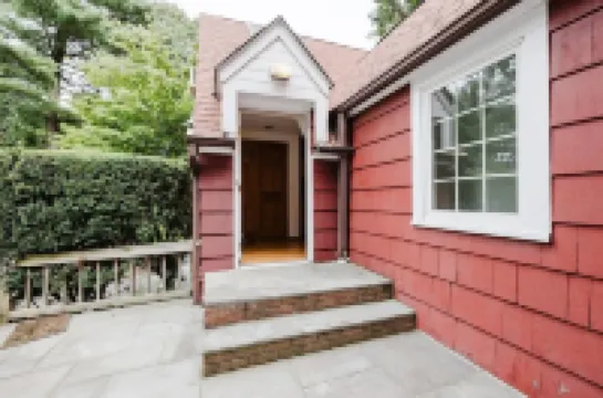 Private Apartment on tree lined 2 acre estate. Close to beaches, farms and NYC. Hotels in Oyster Bay