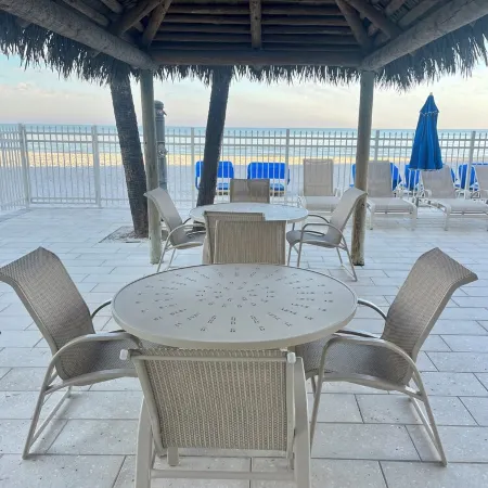 Beachfront. Seaview202 Updated Condo and Newly Renovated Heated Pool and Hot Tub