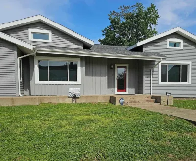 Corner Bungalow: Newly Renovated, Spacious & Open, Central & Convenient. Hotel in zona Evansville Museum of Arts, History & Science