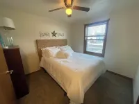 Condo w/ water access. Short drive to Green Bay and Sturgeon Bay/Door County Hotels in Kewaunee County