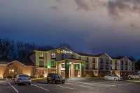 La Quinta Inn & Suites by Wyndham Norwich-Plainfield-Casino Hotels in Griswold