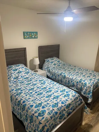 Charming Three bedrooms and Two bathroom with backyard Отели в г. Саннисайд