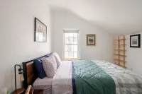 Stroll to Uvm & Church St, Cozy 1-Bdrm Burlington Apt