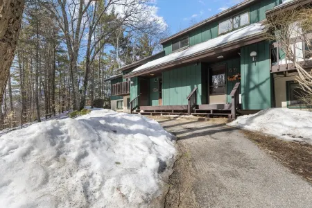 North Conway Getaway! Stonehurst Village Condo - 2,500 Sq. Ft Отели в г. Норт-Конуэй