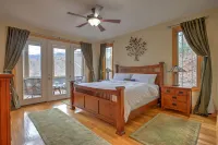 5 Br/3.5 Ba. 3 KING BEDS. LAKE FRONT. FIREPIT. GAME ROOM. MULTIPLE PORCHES.