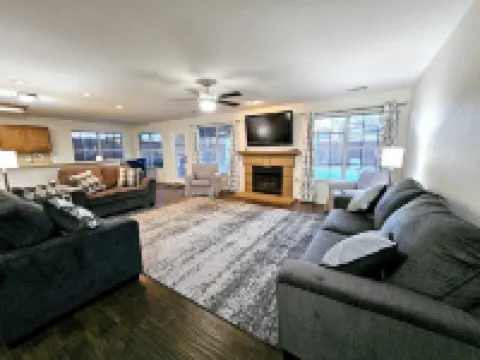 Spacious 5BR villa with backyard Oasis, Pool, Air hockey and high speed WiFi Hotels in Corinth