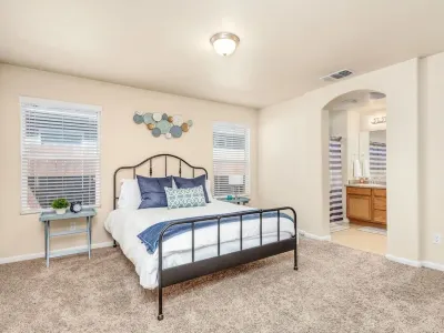 Fresno Home| Fire Pit| Sleeps 10| Quiet Community! 행크스 스왕크 파르 3 골프 코스 주변 호텔
