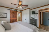Waterfront Lake House. Sunsets!! Dogs Welcome, Stocked Kitchen, King Bed! - 4 tähden