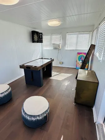 Luxury Villa in Belmont Shores 4 Bedrooms 3 Bath Отели рядом с достопримечательностью «Нейплс»