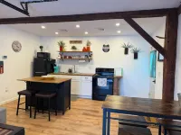 Charming 1-bedroom apartment in Greene for up to 4 guests, family & dog friendly