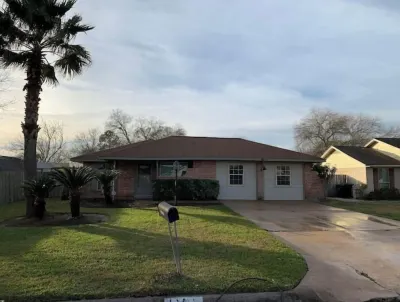“Big Jer’s” with a Cement Pond Hotels near Space Center Houston