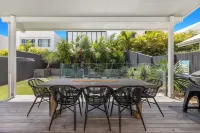 'The Palms on Nautilus' - Beach house on the park & sea