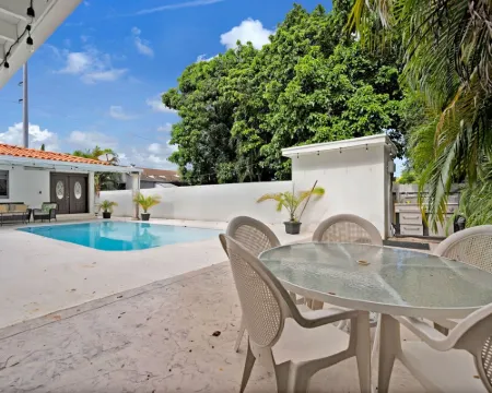 Great Family home by airport with large pooL/yard Hotels in Hialeah