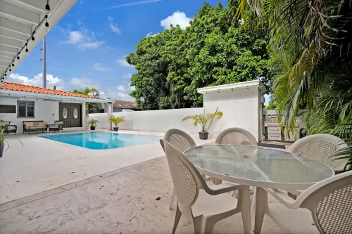 Great Family home by airport with large pooL/yard