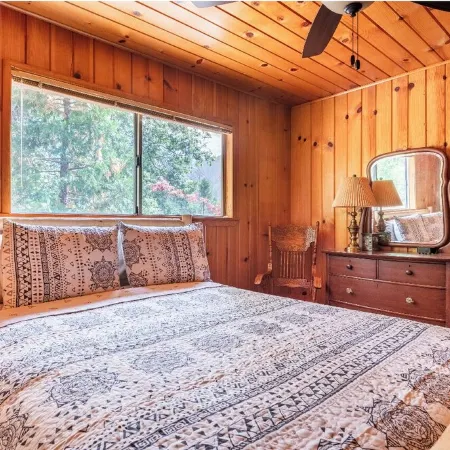 Sequoia Retreat: Spacious Cabin / Hot Tub / Sun Deck