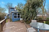 Royal Blue Haven ~ Walk Downtown Royal Oak, Game Room, Jetted Tub, Clean + Cozy