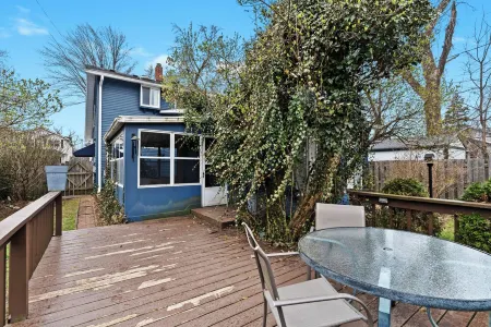 Royal Blue Haven ~ Walk Downtown Royal Oak, Game Room, Jetted Tub, Clean + Cozy