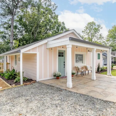Newly renovated 2 bedroom / 2 bath home in downtown Flowery Branch!