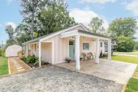 Newly renovated 2 bedroom / 2 bath home in downtown Flowery Branch!