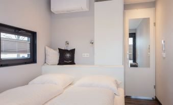 Houseboat with Stunning Views