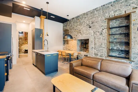 Les Lofts Notre-Dame - PAR les Lofts Vieux-Québec Отели рядом с достопримечательностью «Cartier-Brébeuf National Historic Site»