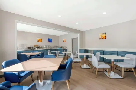 Comfort Inn Отели рядом с достопримечательностью «Публичная библиотека Экхарт»